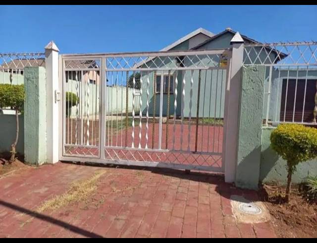 3 BEDROOM HOUSE FOR SALE IN LOTUS GARDENS